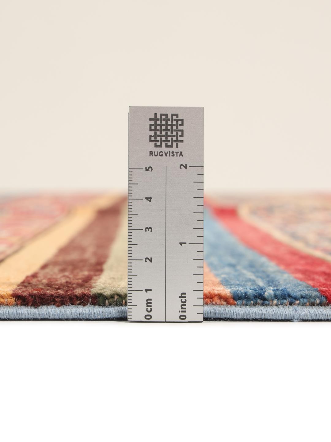 Handgeknoopt Afghaans tapijt in veelkleurig design met strepen en medaillonmotieven.
