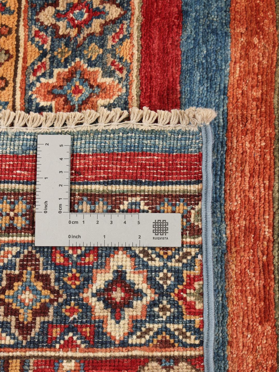 Handgeknoopt Afghaans tapijt in veelkleurig design met strepen en medaillonmotieven.