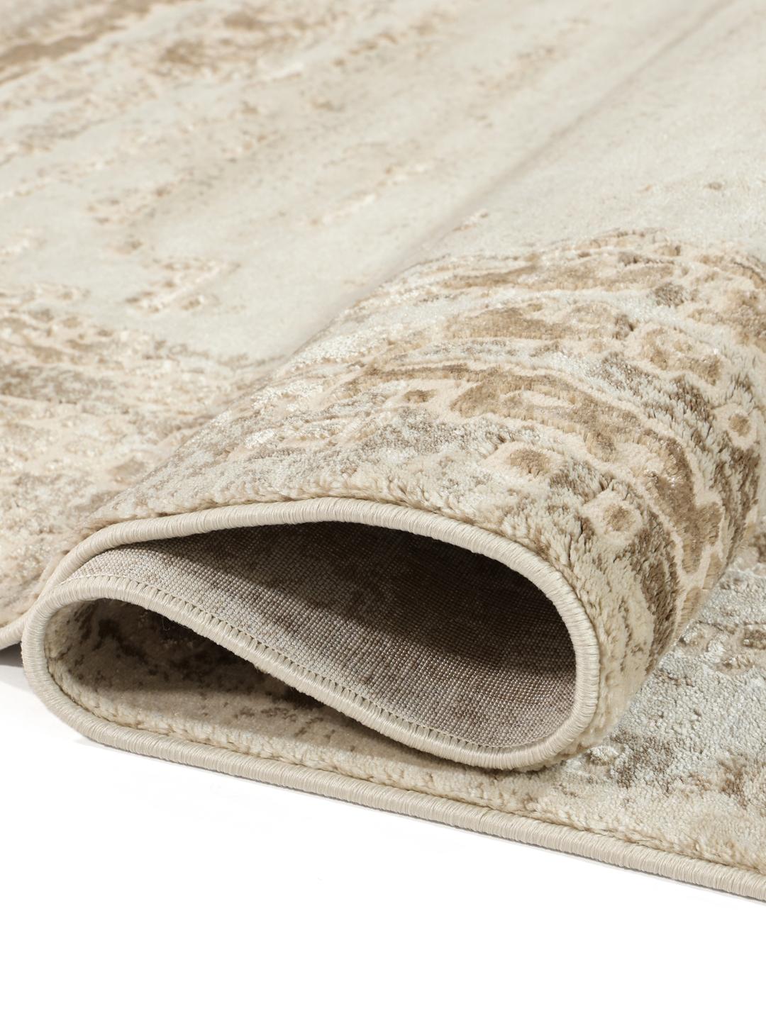 Beige tæppe med tekstur i høj og lav luv