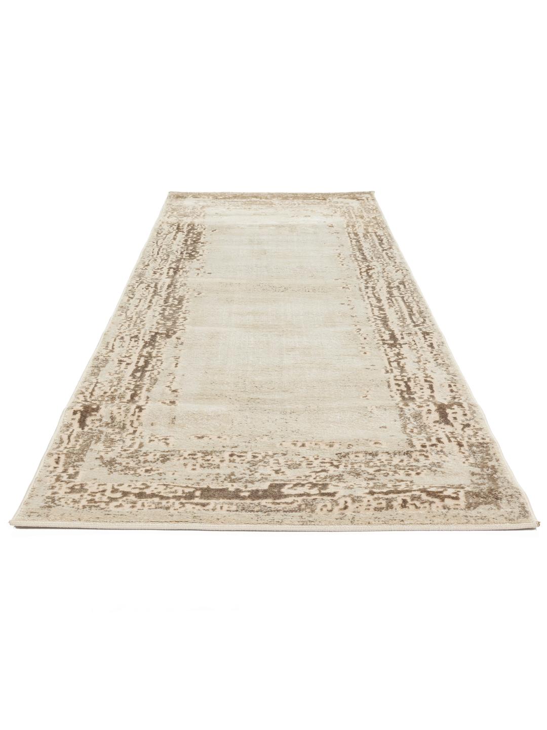 Tapis de couloir beige avec une texture à poils longs et courts
