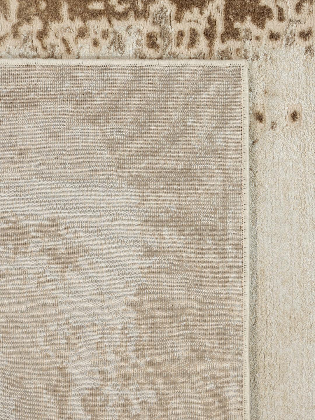 Tapis de couloir beige avec une texture à poils longs et courts