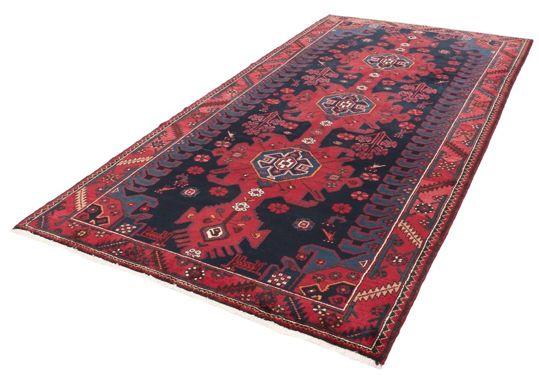 Een handgeknoopt Zanjan-tapijt uit het Midden-Oosten met een dieprood en zwart geometrisch ontwerp.