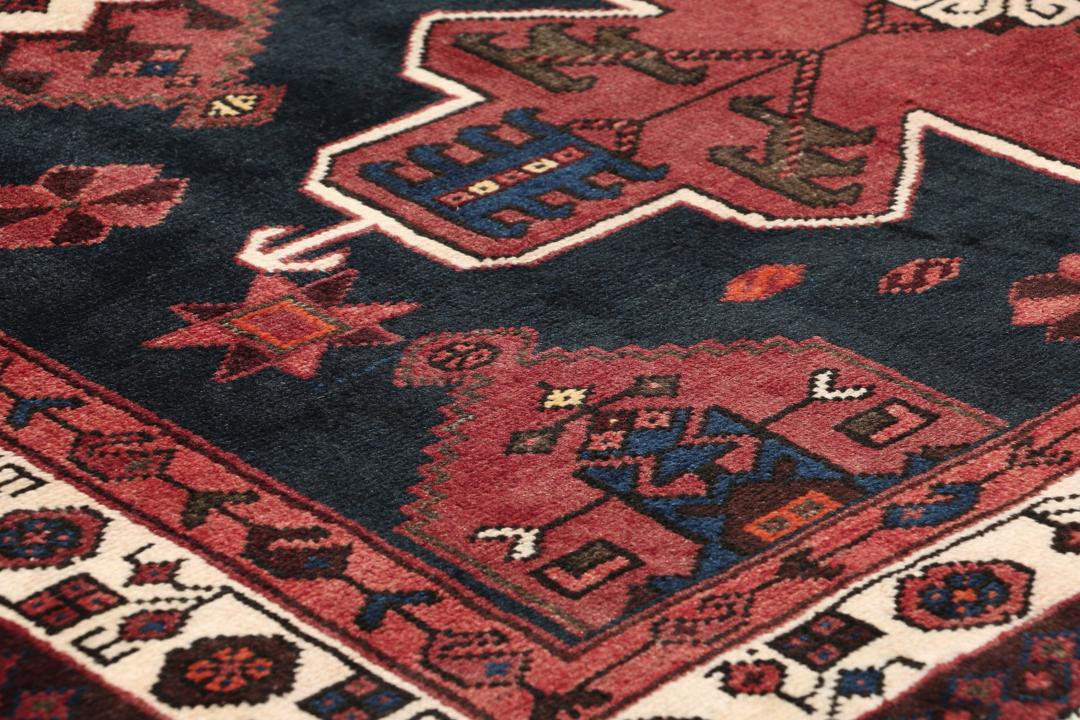 Handgeknoopt Zanjan-tapijt uit het Midden-Oosten in donkerrode en zwarte tinten