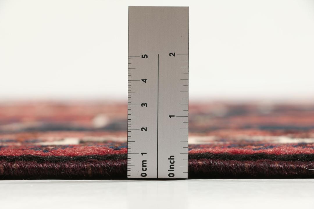 Handgeknoopt Zanjan-tapijt uit het Midden-Oosten in donkerrode en zwarte tinten