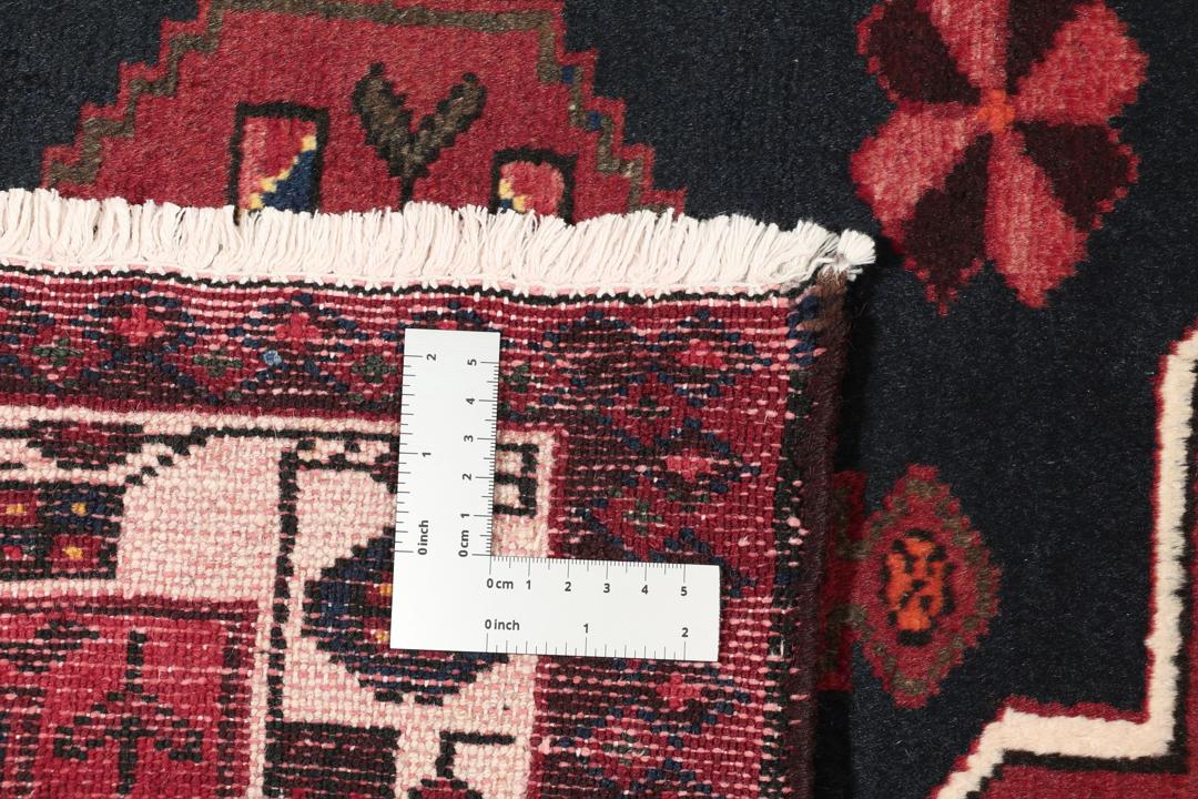 Handgeknoopt Zanjan-tapijt uit het Midden-Oosten in donkerrode en zwarte tinten