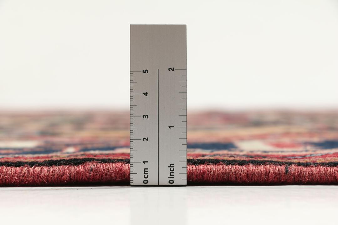 Handgeknoopt Kurdi Ghuchan-tapijt uit het Midden-Oosten met een veelkleurig tribaal patroon op een donker veld