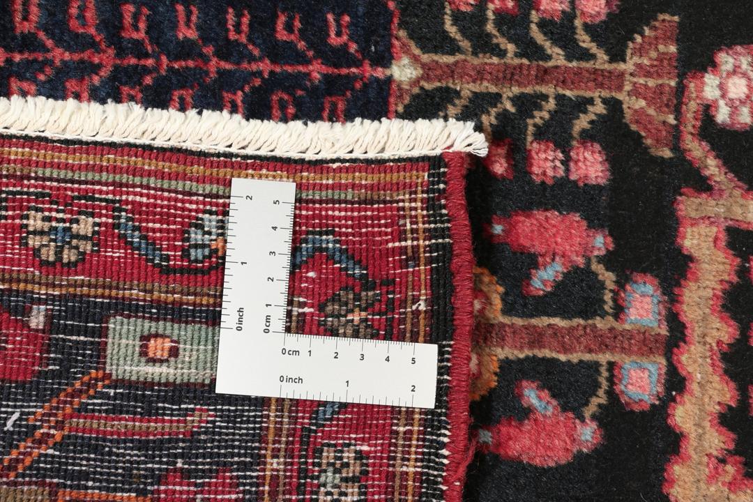 Handgeknoopt Kurdi Ghuchan-tapijt uit het Midden-Oosten met een veelkleurig tribaal patroon op een donker veld