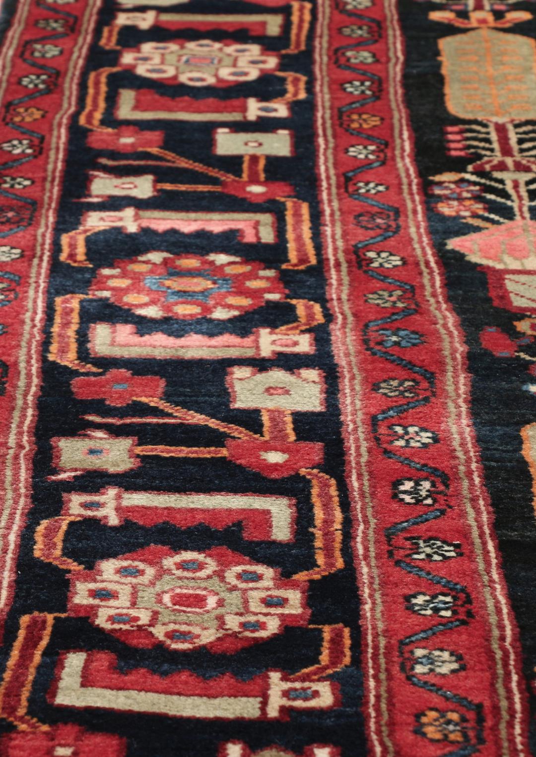Handgeknoopt Kurdi Ghuchan tribaal kleed uit het Midden-Oosten in zwart en rood