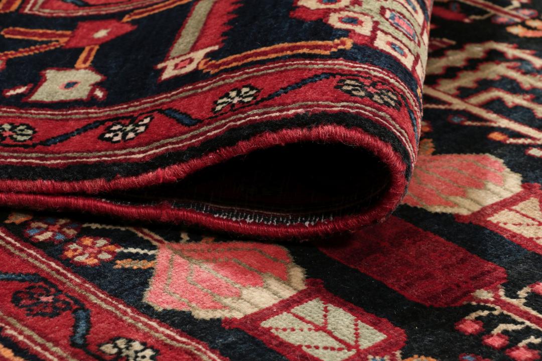 Handgeknoopt Kurdi Ghuchan tribaal kleed uit het Midden-Oosten in zwart en rood