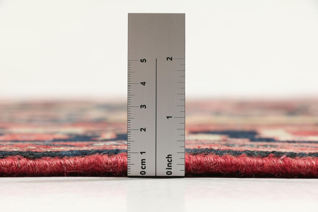 Handgeknoopt Kurdi Ghuchan tribaal kleed uit het Midden-Oosten in zwart en rood
