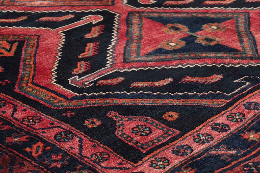 Handgeknoopt Kurdi Ghuchan tapijt met rode en zwarte geometrische patronen uit het Midden-Oosten