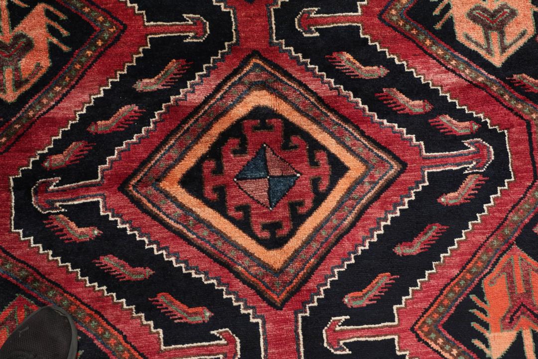 Handgeknoopt Kurdi Ghuchan tapijt met rode en zwarte geometrische patronen uit het Midden-Oosten