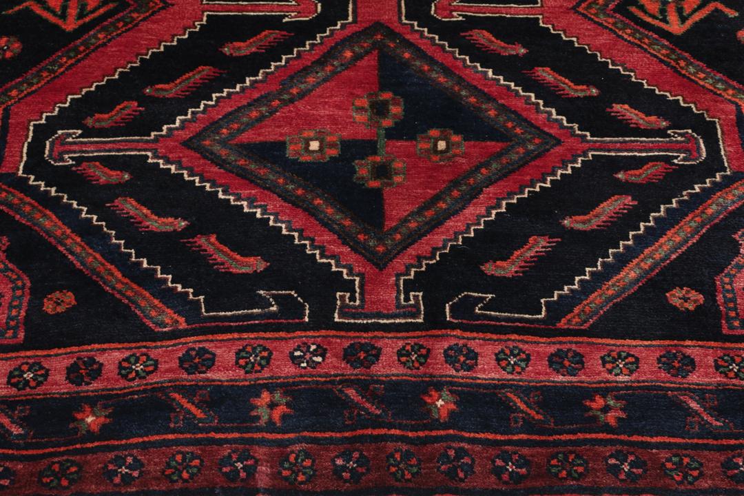 Handgeknoopt Kurdi Ghuchan tapijt met rode en zwarte geometrische patronen uit het Midden-Oosten