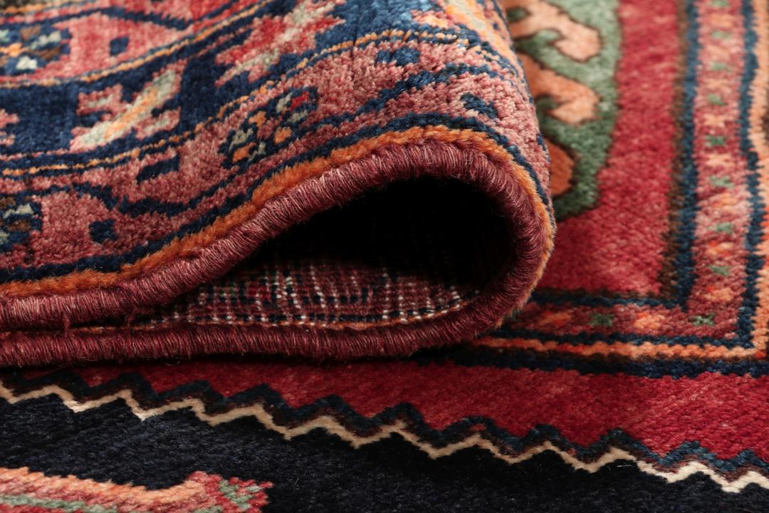 Handgeknoopt Kurdi Ghuchan tapijt met rode en zwarte geometrische patronen uit het Midden-Oosten