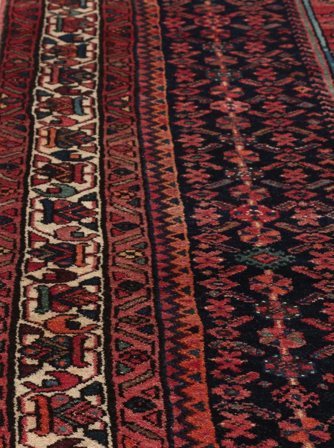 Handgeknoopt Kurdi Ghuchan tapijt in donkerrood en donkerblauw uit het Midden-Oosten