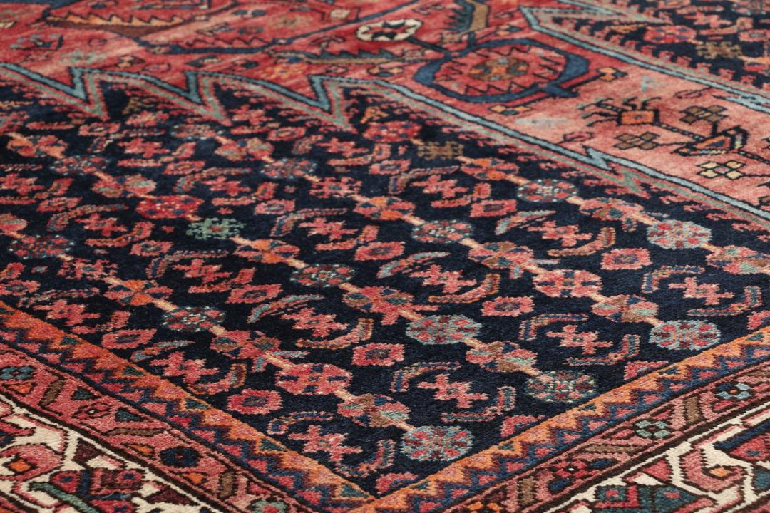 Handgeknoopt Kurdi Ghuchan tapijt in donkerrood en donkerblauw uit het Midden-Oosten