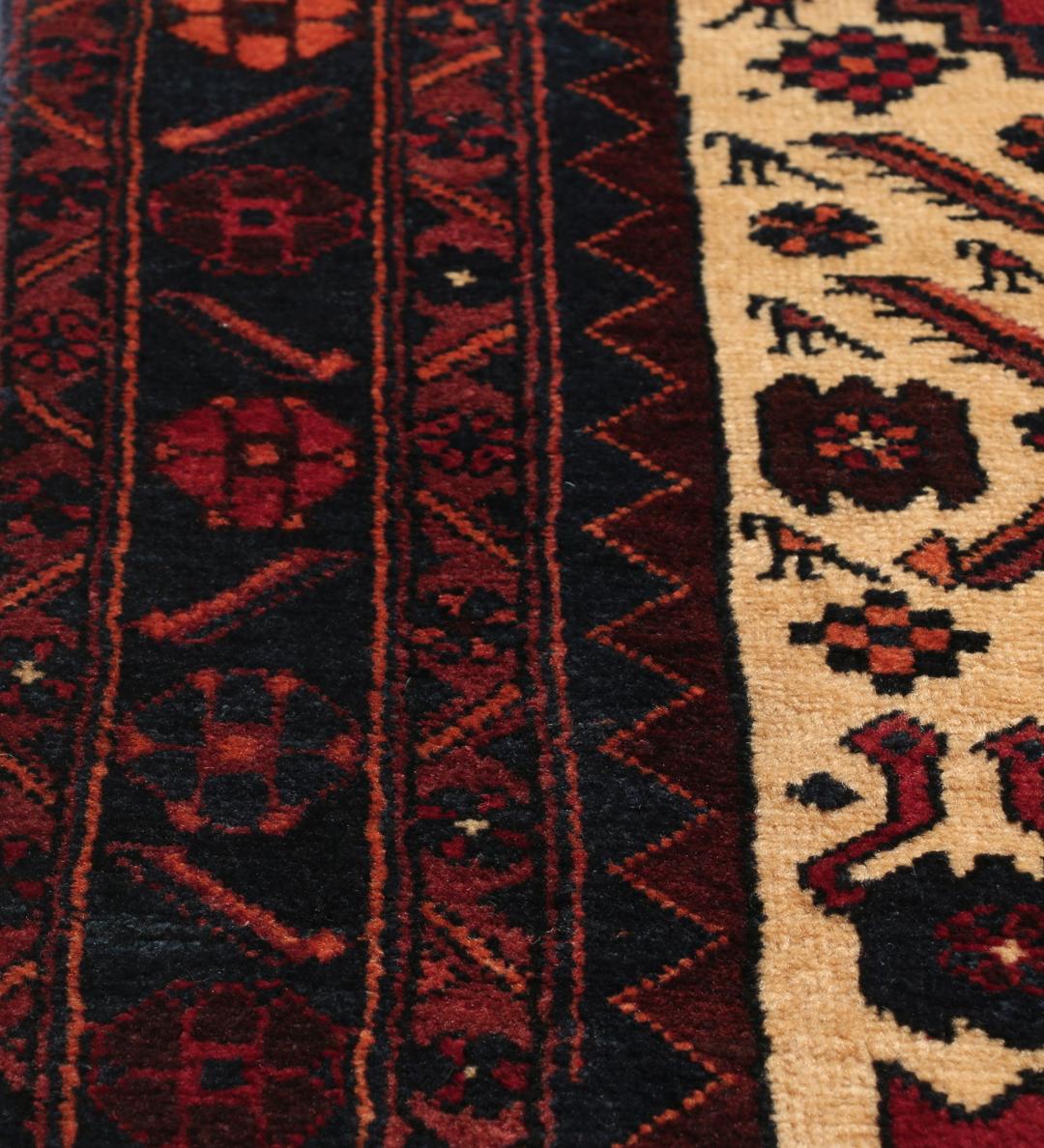 Handgeknoopt Kurdi Ghuchan vloerkleed uit het Midden-Oosten in dieprood en zwart