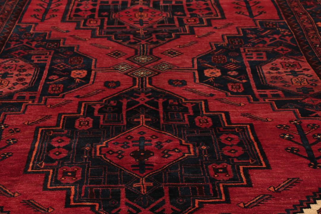 Handgeknoopt Kurdi Ghuchan vloerkleed uit het Midden-Oosten in dieprood en zwart