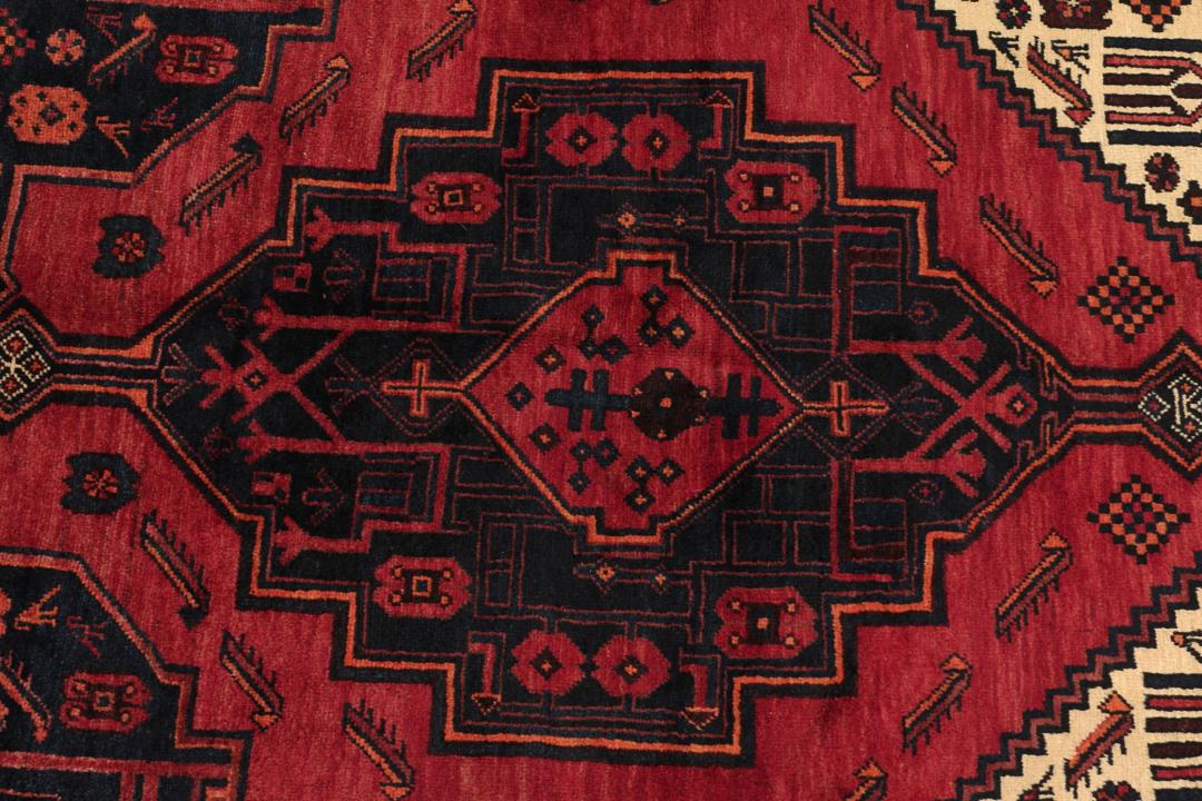 Handgeknoopt Kurdi Ghuchan vloerkleed uit het Midden-Oosten in dieprood en zwart