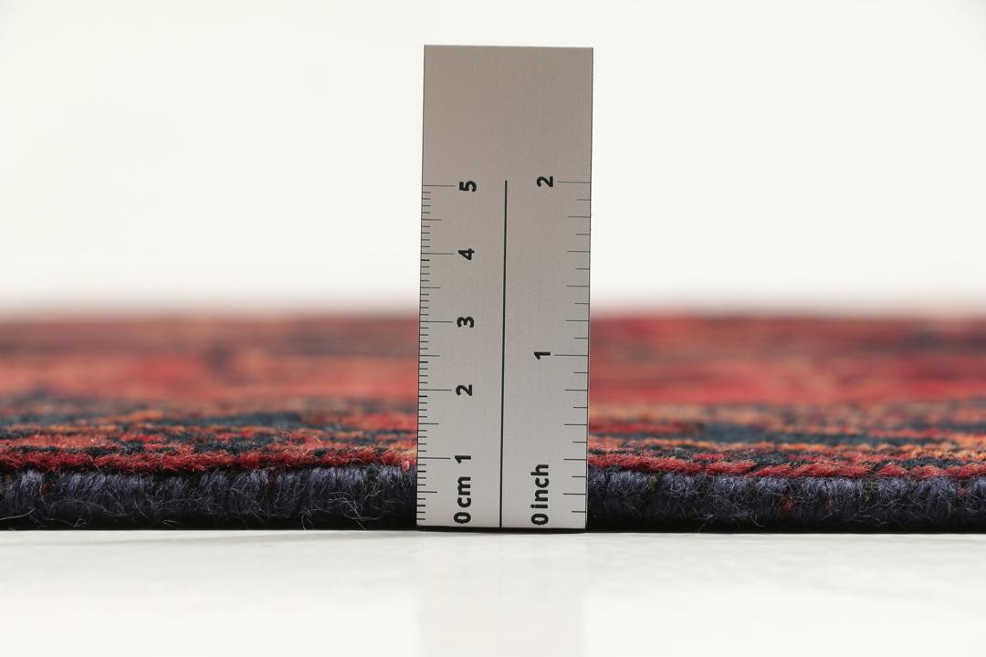 Handgeknoopt Kurdi Ghuchan vloerkleed uit het Midden-Oosten in dieprood en zwart