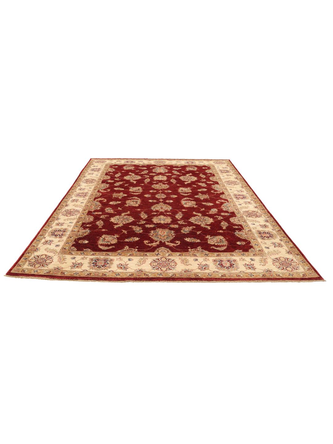 Covor Ziegler Fine înnodat manual din Pakistan, prezentând un câmp roșu și modele florale decorative.