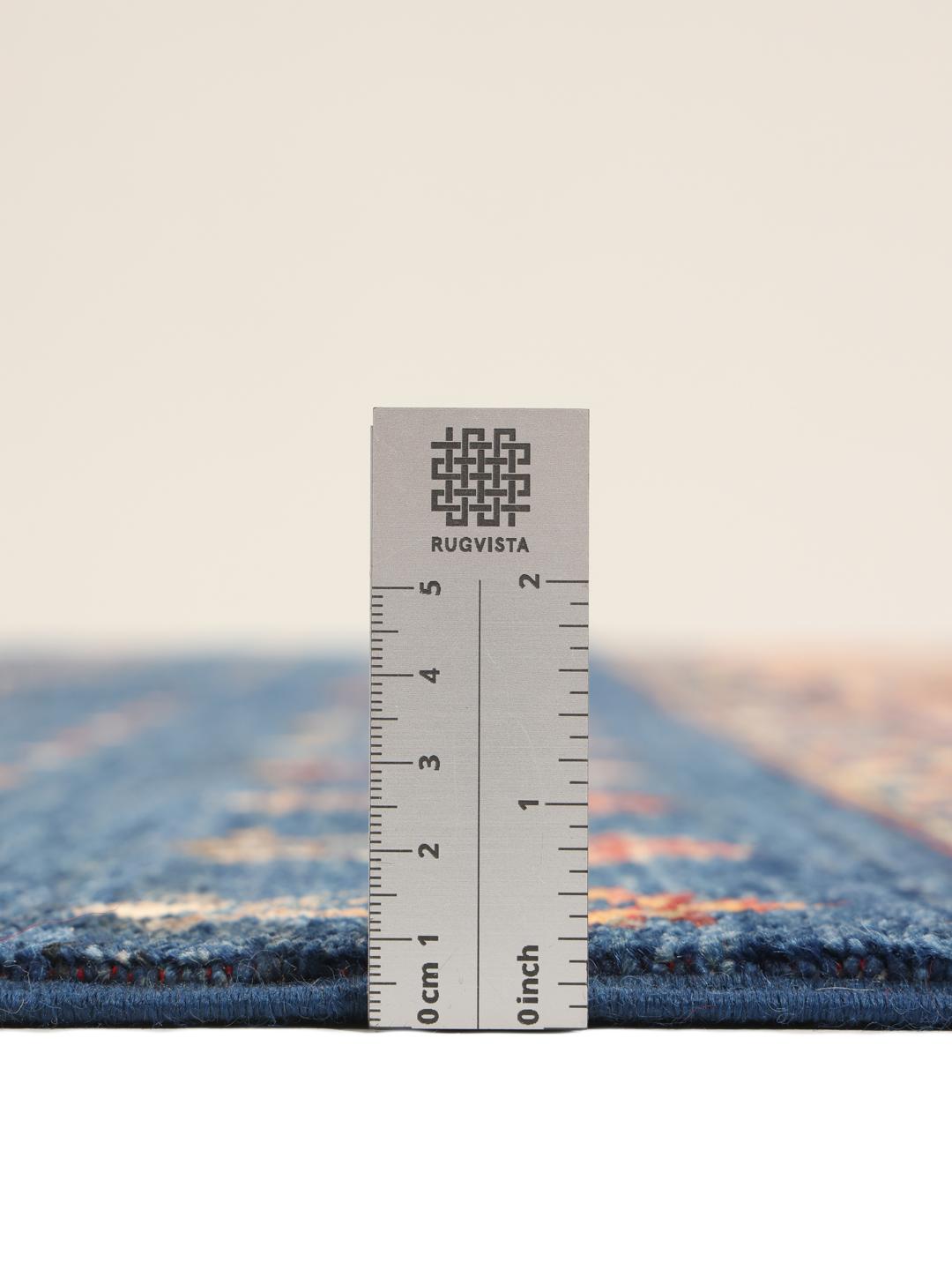 Alfombra afgana anudada a mano con un campo azul intenso y patrones geométricos intrincados