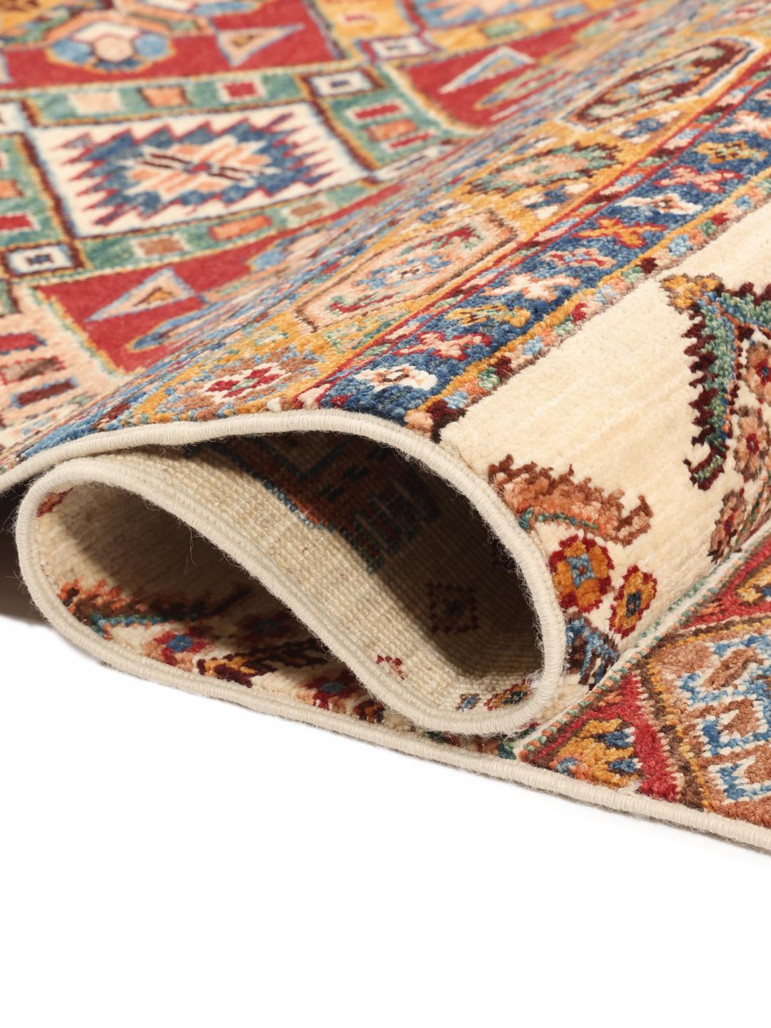 Et rektangulært håndlavet tæppe fra Afghanistan med et flerfarvet stammedesign.