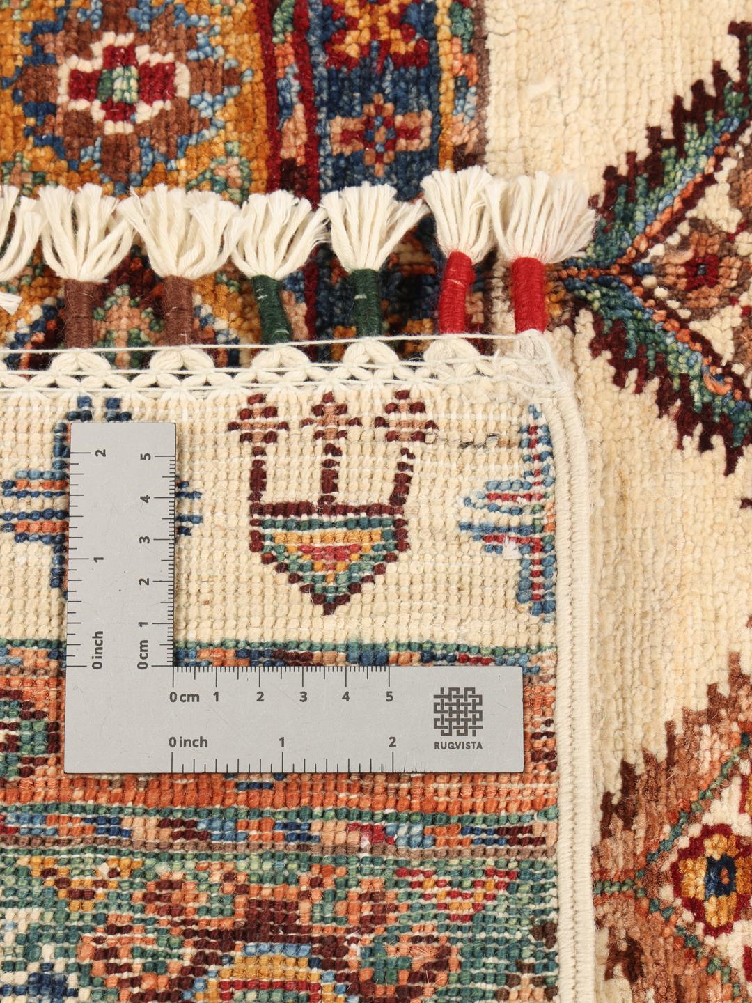 Et rektangulært håndlavet tæppe fra Afghanistan med et flerfarvet stammedesign.