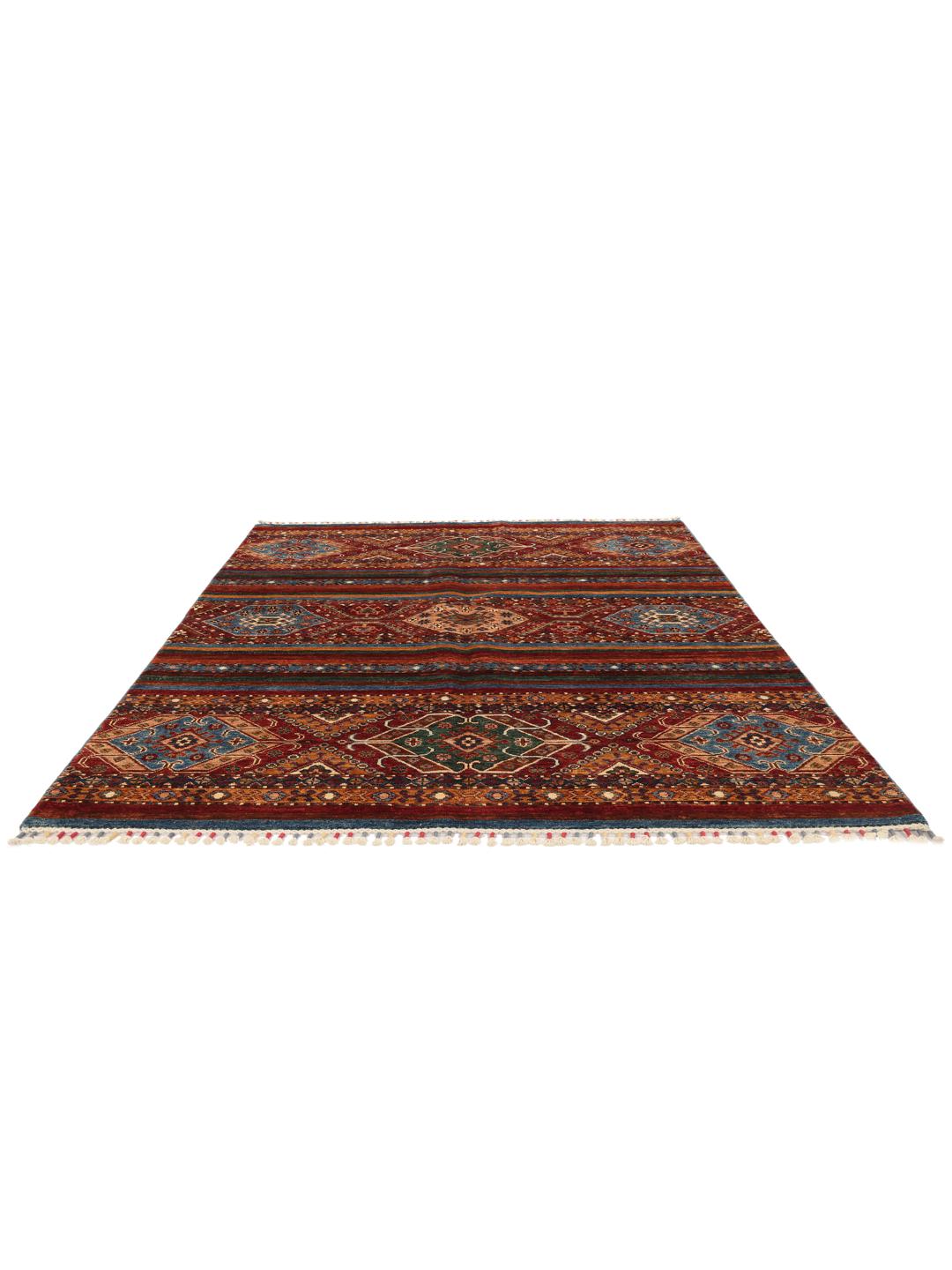 Handgeknoopt Afghaans tapijt met ingewikkelde geometrische patronen in rood, blauw en bruin.