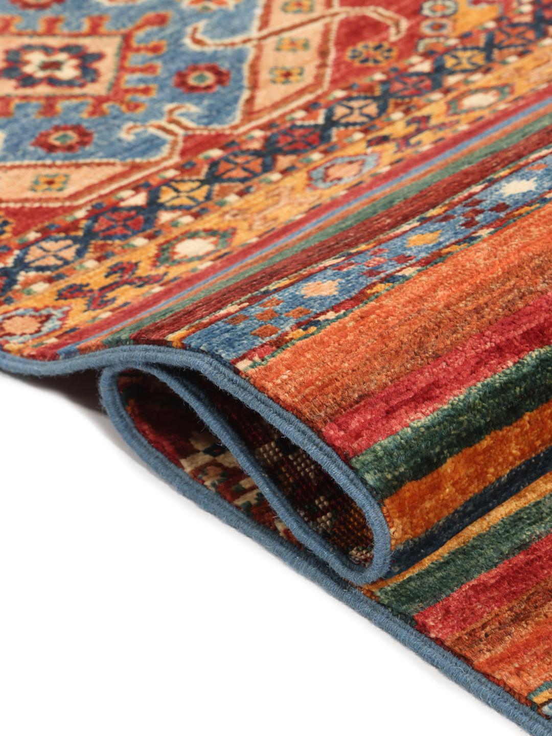 Handgeknoopt Afghaans tapijt met ingewikkelde geometrische patronen in rood, blauw en bruin.