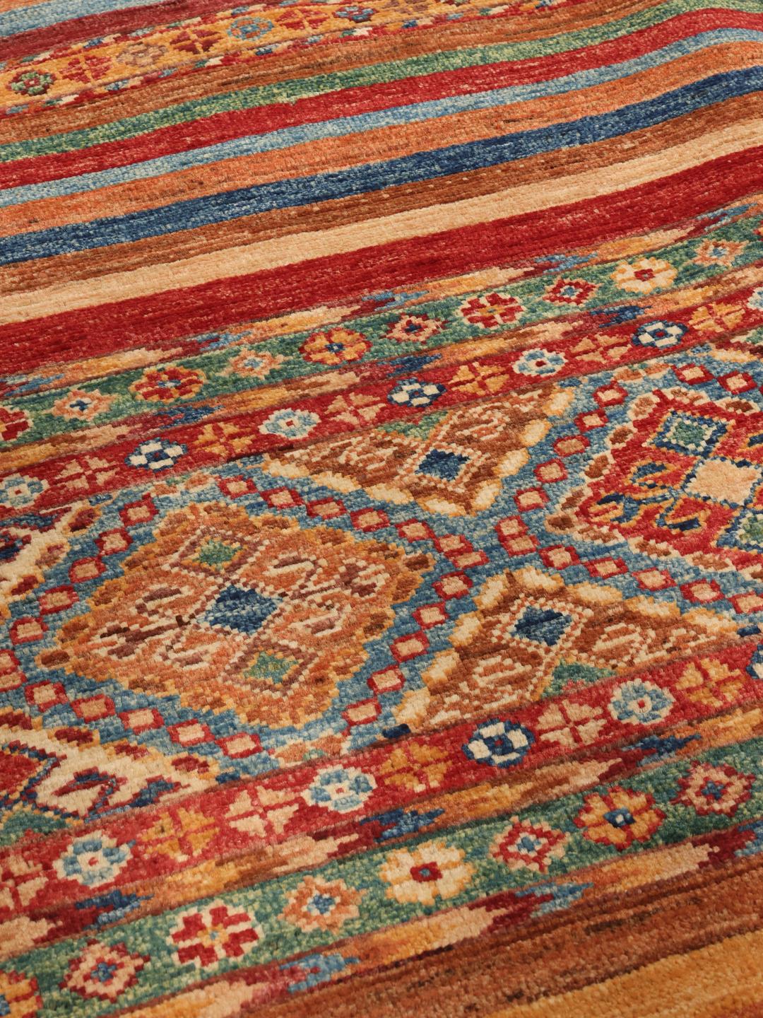 Handgeknüpfter Teppich aus Afghanistan mit lebendigen Streifen und geometrischen Mustern in Mehrfarbig