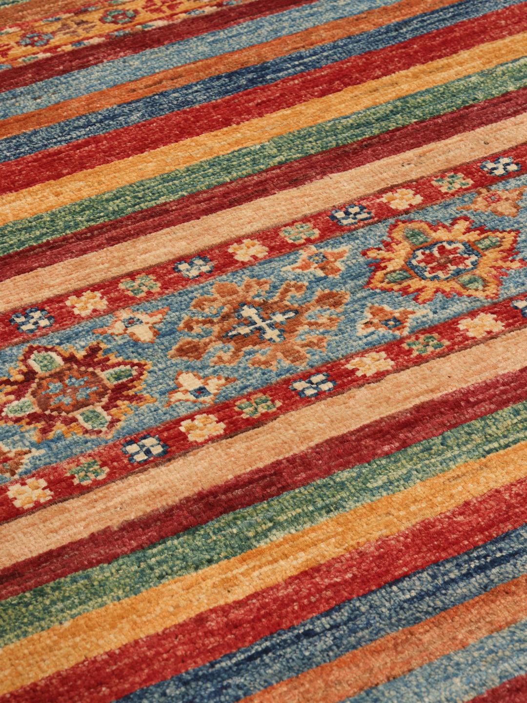 Handgeknüpfter Teppich aus Afghanistan mit lebendigen Streifen und geometrischen Mustern in Mehrfarbig