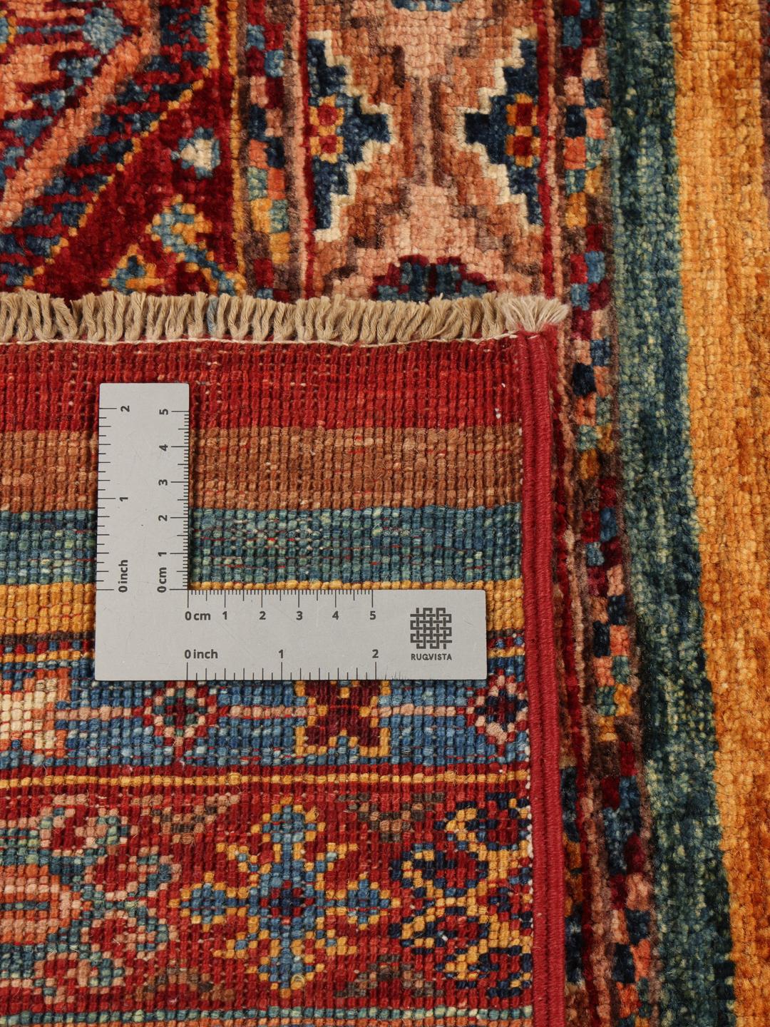Covor afgan înnodat manual în nuanțe de roșu și albastru cu un design geometric în dungi
