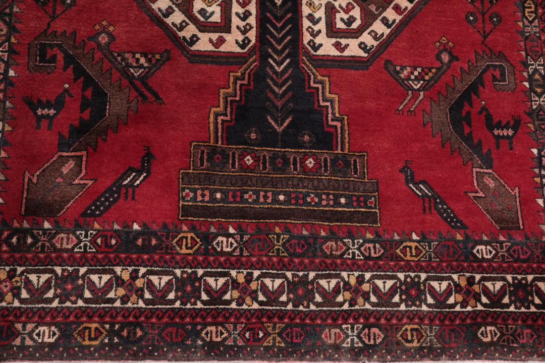 Et håndknyttet Afshar-tæppe fra Mellemøsten med et modigt rødt felt og geometriske motiver.
