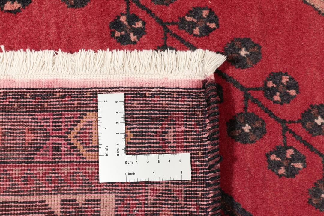 Et håndknyttet Afshar-tæppe fra Mellemøsten med et modigt rødt felt og geometriske motiver.