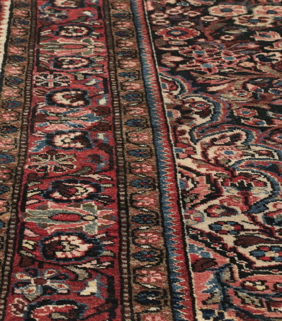 Handgeknoopt Hamadan-tapijt uit het Midden-Oosten met een donkerrood en bloemrijk ontwerp