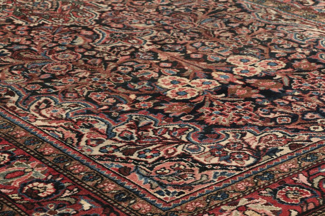 Handgeknoopt Hamadan-tapijt uit het Midden-Oosten met een donkerrood en bloemrijk ontwerp