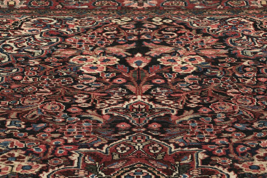Handgeknoopt Hamadan-tapijt uit het Midden-Oosten met een donkerrood en bloemrijk ontwerp