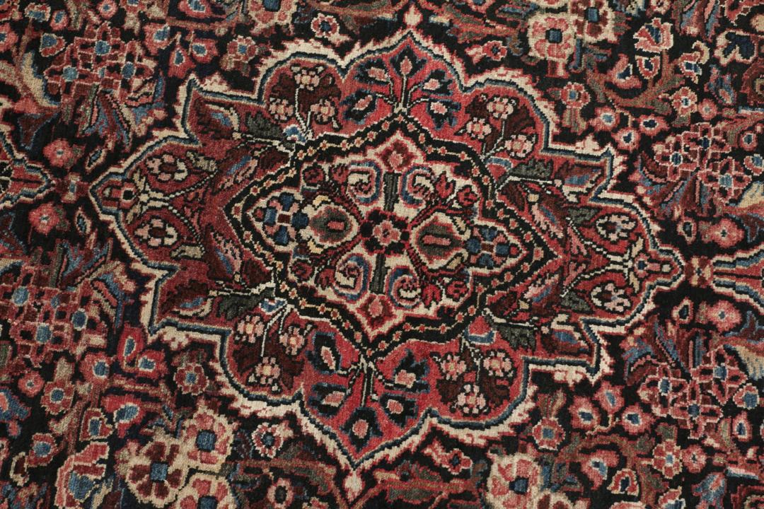Handgeknoopt Hamadan-tapijt uit het Midden-Oosten met een donkerrood en bloemrijk ontwerp