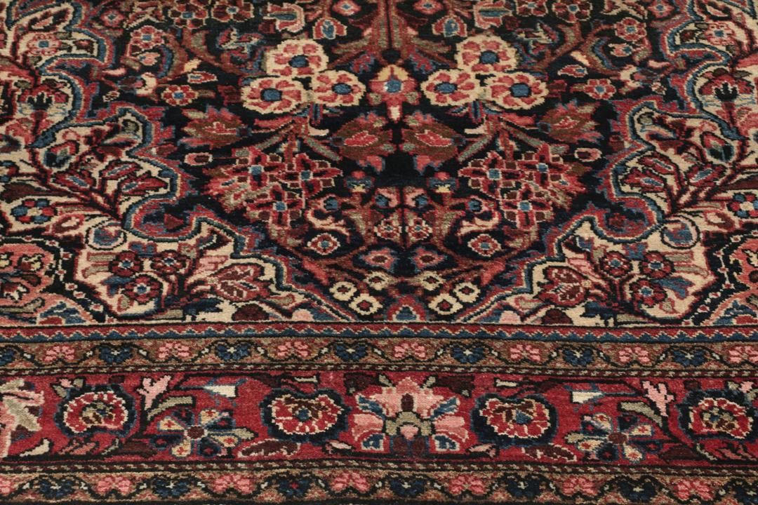 Handgeknoopt Hamadan-tapijt uit het Midden-Oosten met een donkerrood en bloemrijk ontwerp