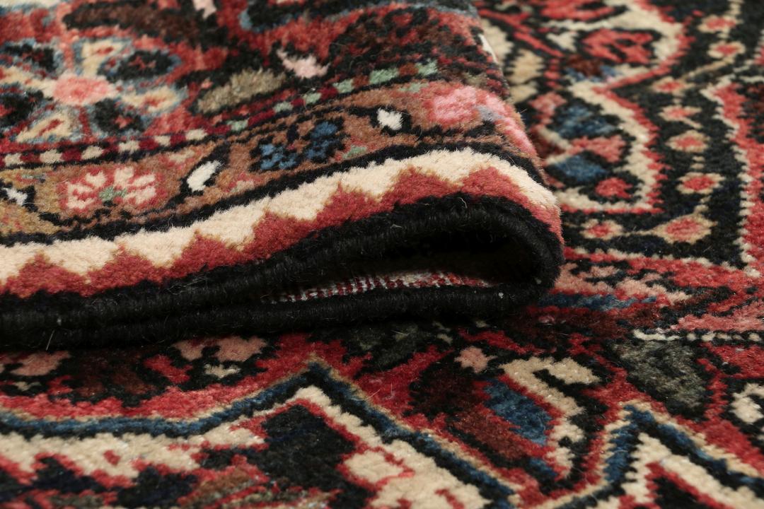 Handgeknoopt Hamadan-tapijt uit het Midden-Oosten met een donkerrood en bloemrijk ontwerp