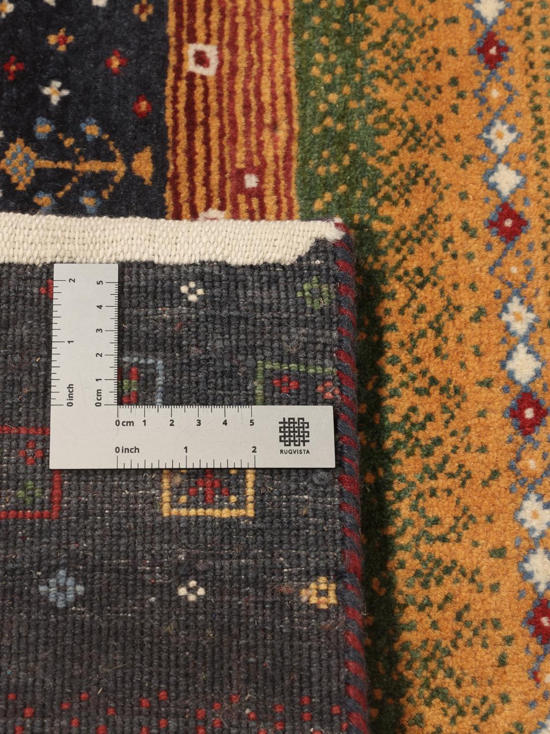 Håndknyttet Gabbeh Loribaft-tæppe med geometriske og tribale mønstre i flere farver fra Indien.