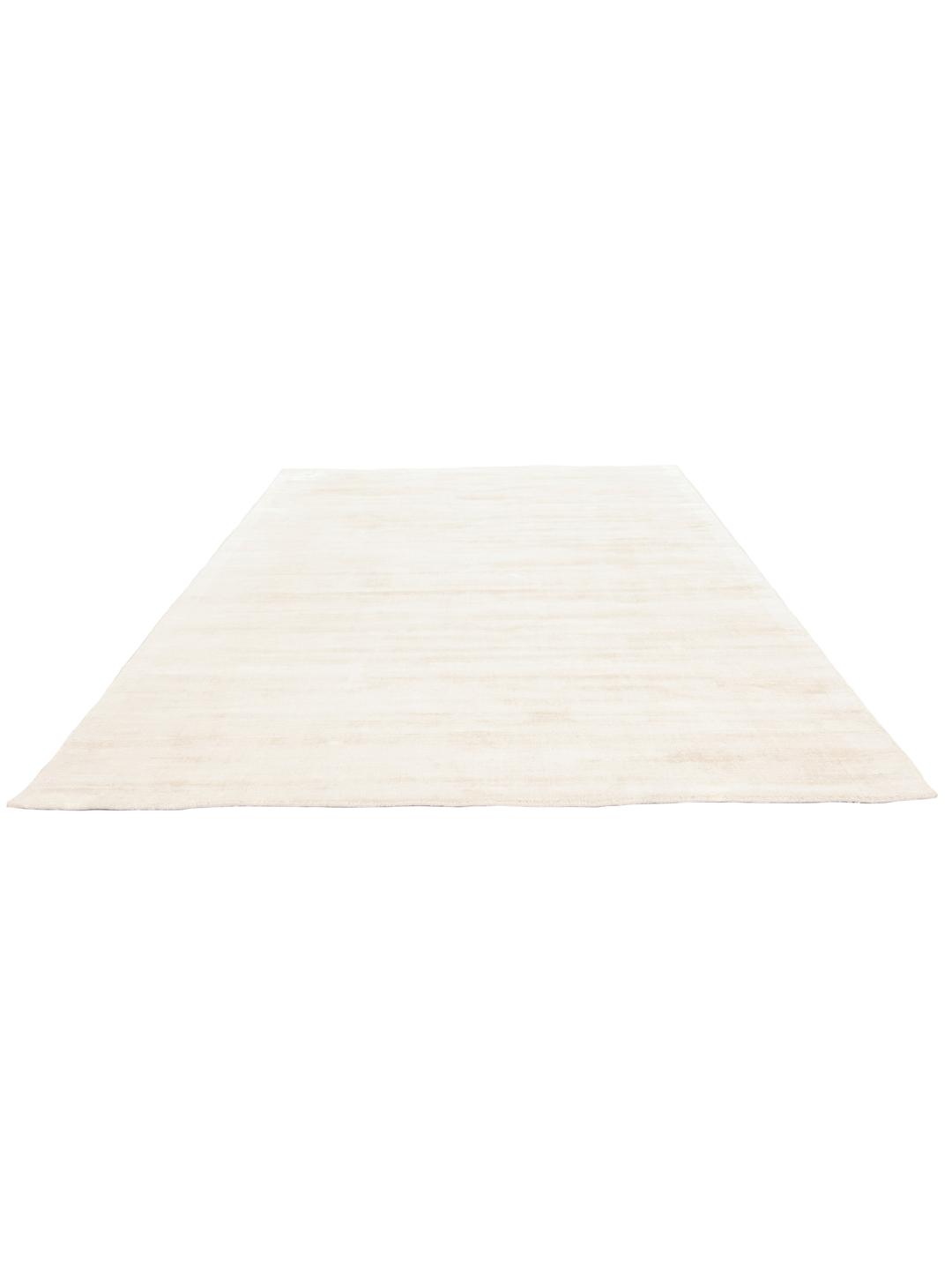 Et blødt elfenbenshvidt tæppe med en subtil, taktil overflade.