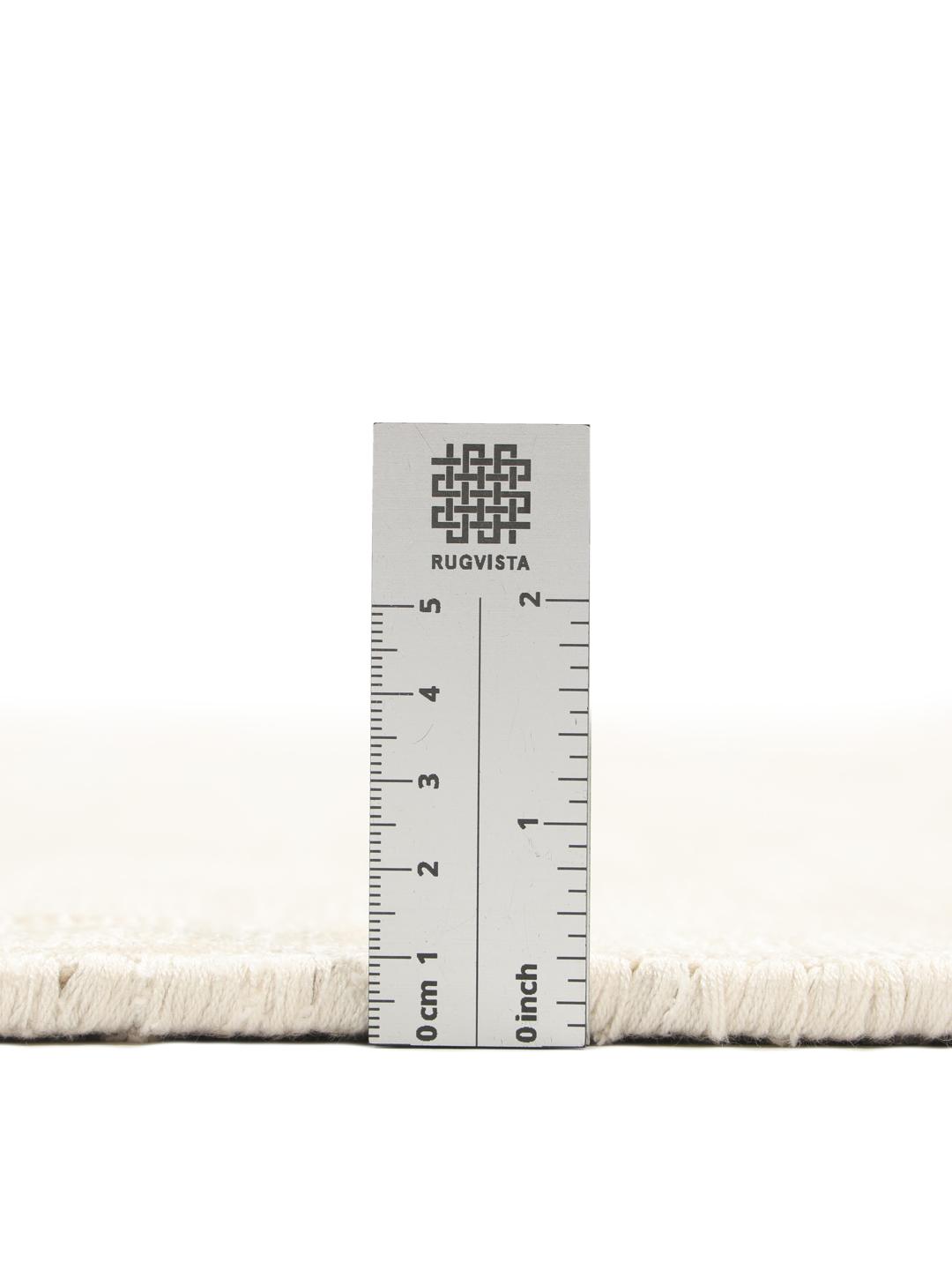 Un tapis blanc ivoire doux avec une surface subtile et tactile.