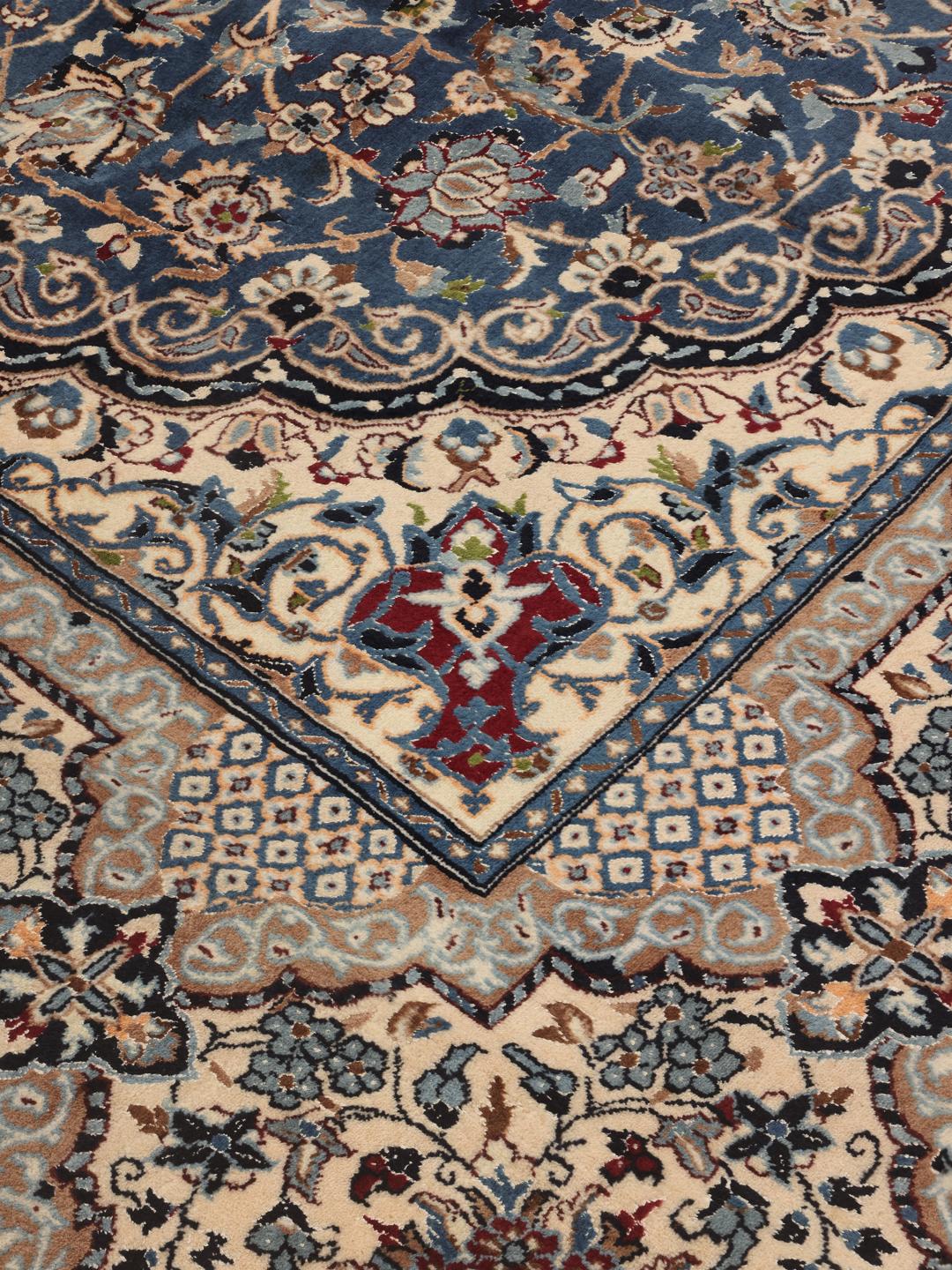 Hand-knotted Nain Fine 9La rug with a central medallion and floral motifs in blue and cream