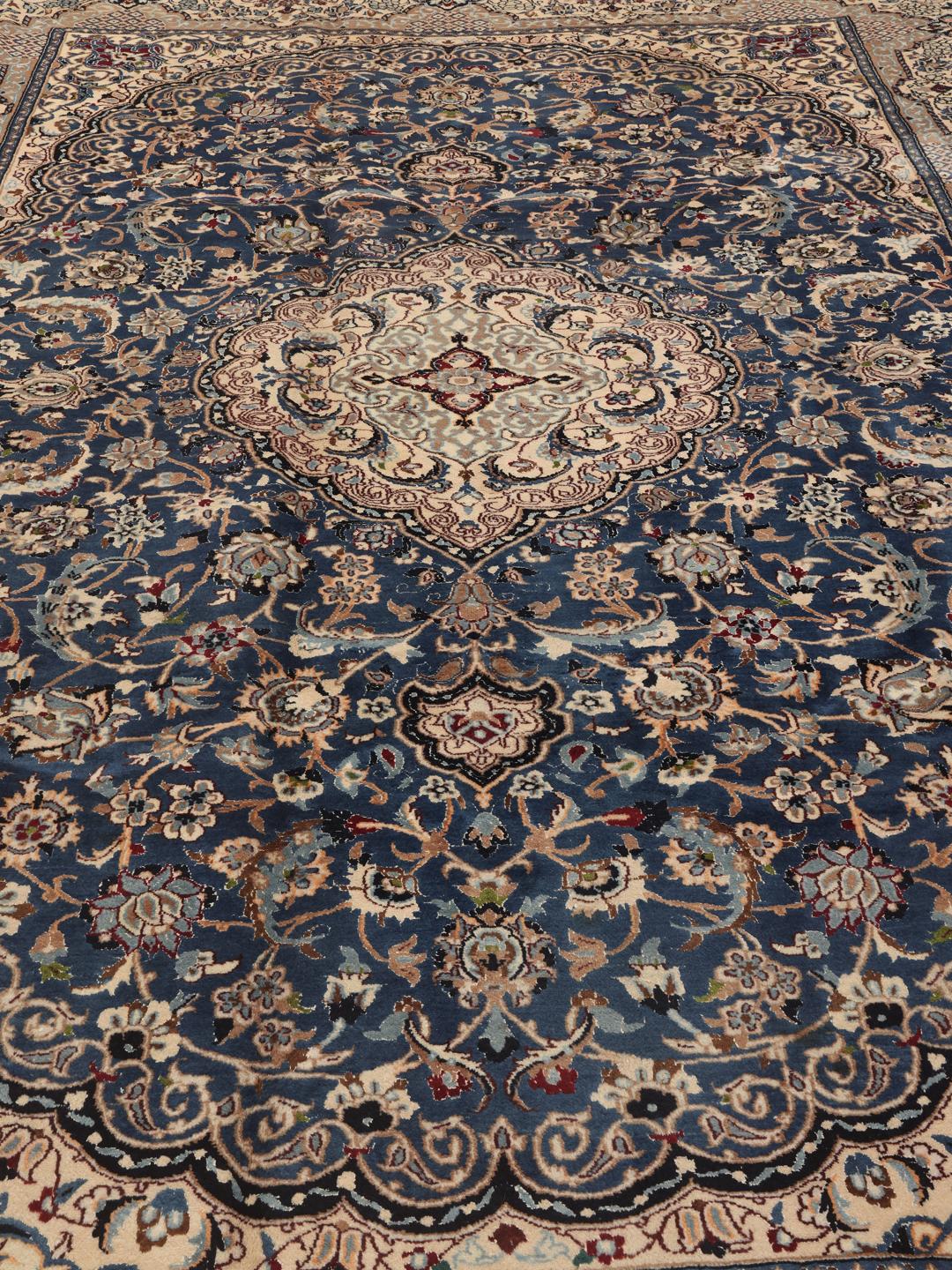 Hand-knotted Nain Fine 9La rug with a central medallion and floral motifs in blue and cream