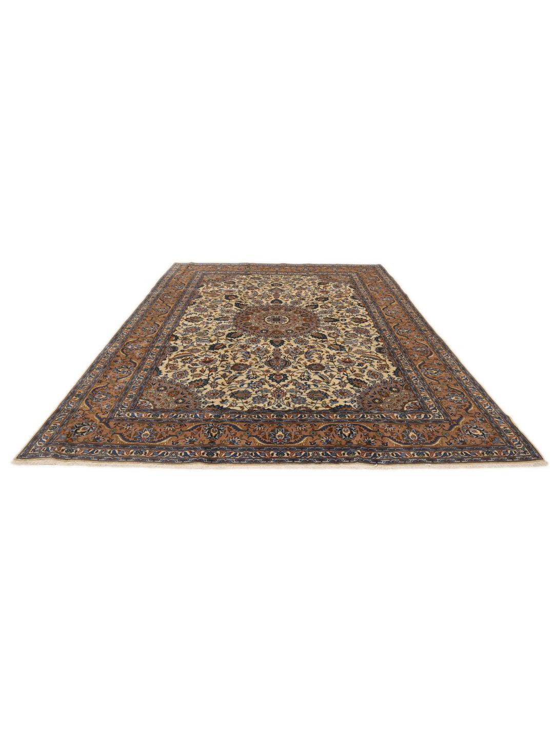 Een handgeknoopt Kashmar-tapijt uit het Midden-Oosten met een centraal medaillon en bloemmotieven in bruin, blauw en crème.