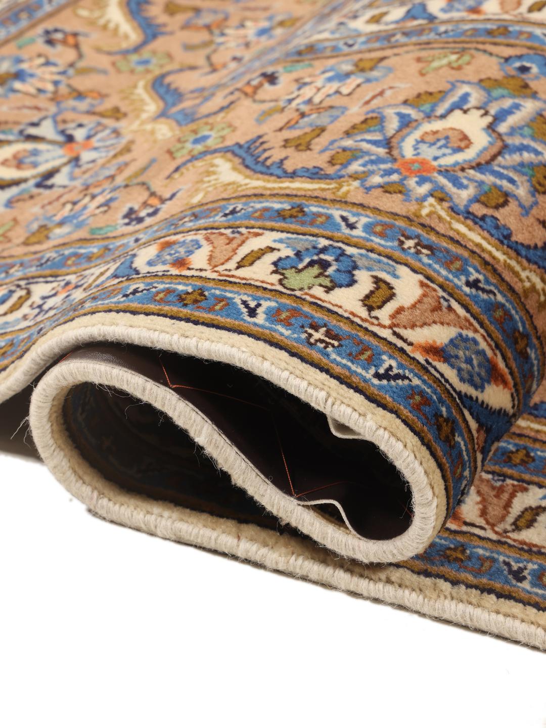 Een handgeknoopt Kashmar-tapijt uit het Midden-Oosten met een centraal medaillon en bloemmotieven in bruin, blauw en crème.
