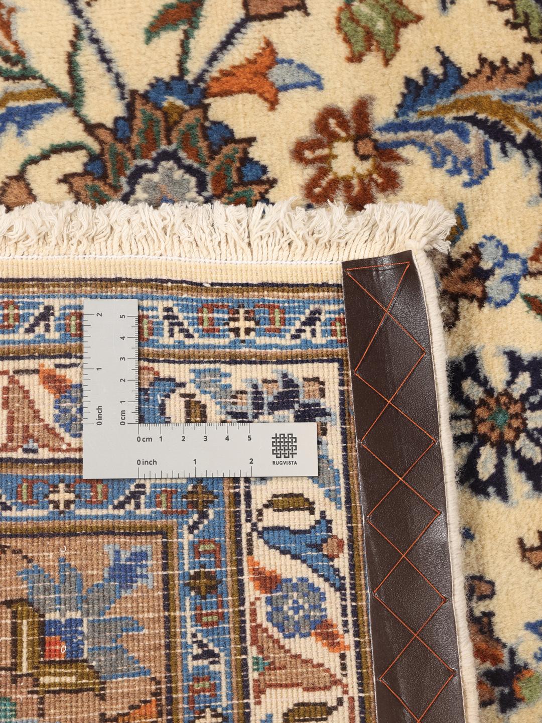 Een handgeknoopt Kashmar-tapijt uit het Midden-Oosten met een centraal medaillon en bloemmotieven in bruin, blauw en crème.