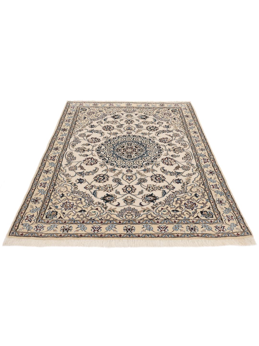Een handgeknoopt Nain-tapijt uit het Midden-Oosten met een beige achtergrond en blauwe bloemmotieven